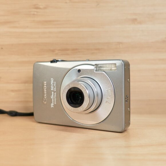 Canon PowerShot SD750 Digital Elph / 7.1MP Compact Camera / Silver - Picture 1 of 6